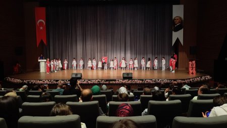 SD Anaokulu öğrencileri gösterileriyle büyük alkış aldı
