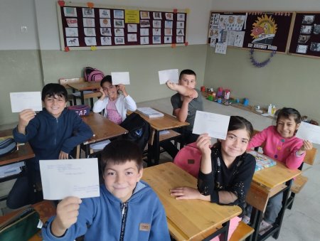 Minik Yüreklerden Mehmetçiğe Mektup