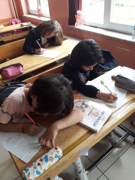 Minik Yüreklerden Mehmetçiğe Mektup