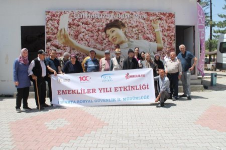 Emekliler gül bahçelerinde