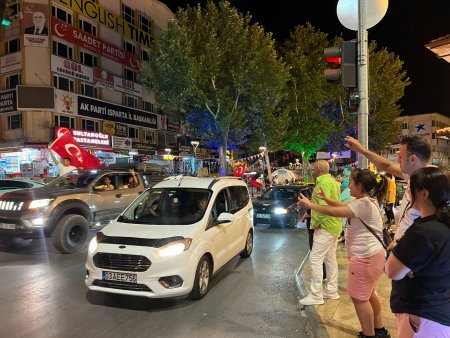 Ispartalılar zaferi böyle kutladı