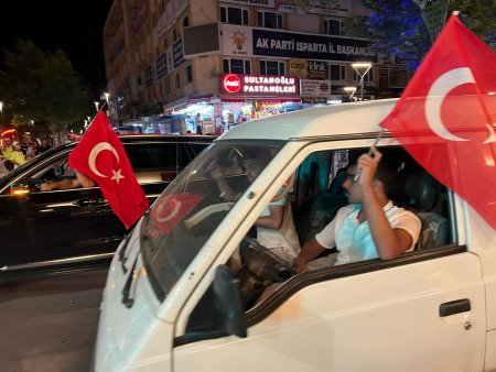 Ispartalılar zaferi böyle kutladı
