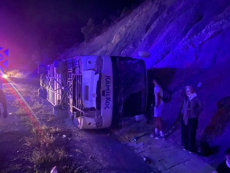 Yolcu otobüsü devrildi 