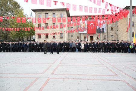 Atatürk; Saygı, minnet ve rahmetle anıldı