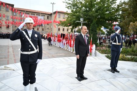 Atatürk; Saygı, minnet ve rahmetle anıldı