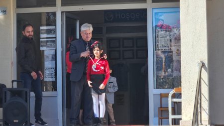 Minik öğrencilerden anlamlı kutlama