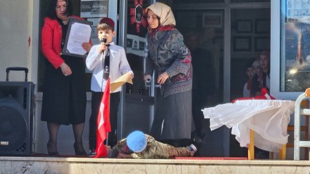 Minik öğrencilerden anlamlı kutlama
