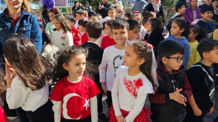 Minik öğrencilerden anlamlı kutlama
