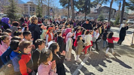 Minik öğrencilerden anlamlı kutlama