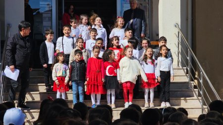 Minik öğrencilerden anlamlı kutlama