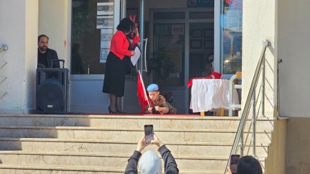 Minik öğrencilerden anlamlı kutlama