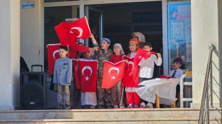 Minik öğrencilerden anlamlı kutlama