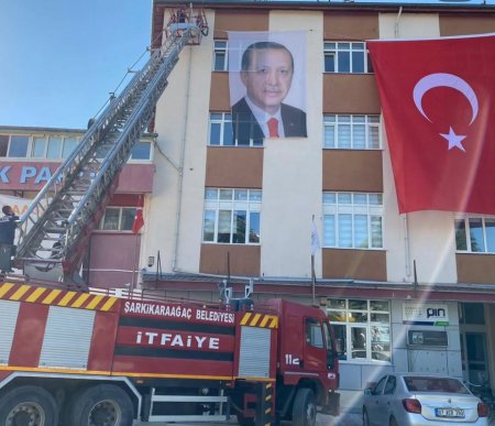 AK PARTİ teşkilatları ve belediyeleri Türk Bayraklarıyla donatıldı