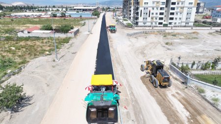 Asfalt ve kilit parke taşı çalışmaları sürüyor