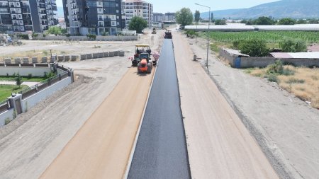 Asfalt ve kilit parke taşı çalışmaları sürüyor
