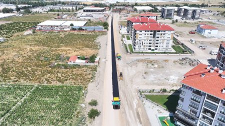 Asfalt ve kilit parke taşı çalışmaları sürüyor