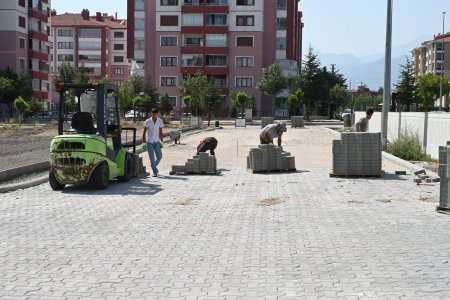 Asfalt ve kilit parke taşı çalışmaları sürüyor