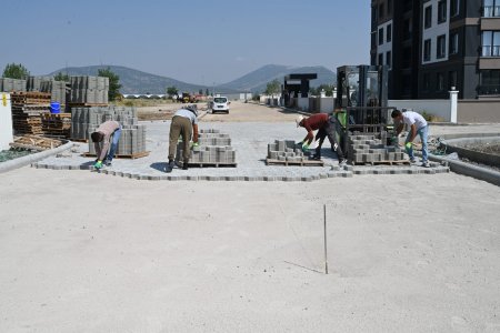 Asfalt ve kilit parke taşı çalışmaları sürüyor