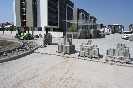 Asfalt ve kilit parke taşı çalışmaları sürüyor