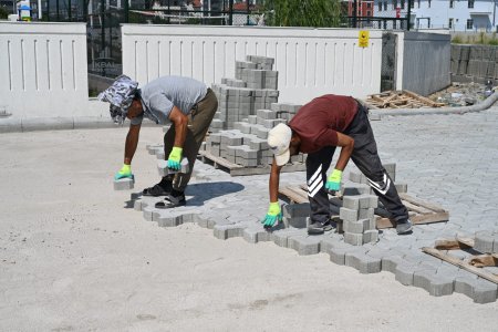 Asfalt ve kilit parke taşı çalışmaları sürüyor