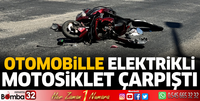 Otomobille elektrikli motosiklet çarpıştı