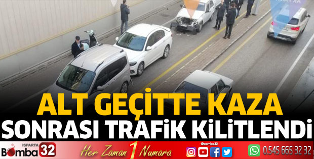 Alt geçitte kaza sonrası trafik kilitlendi 