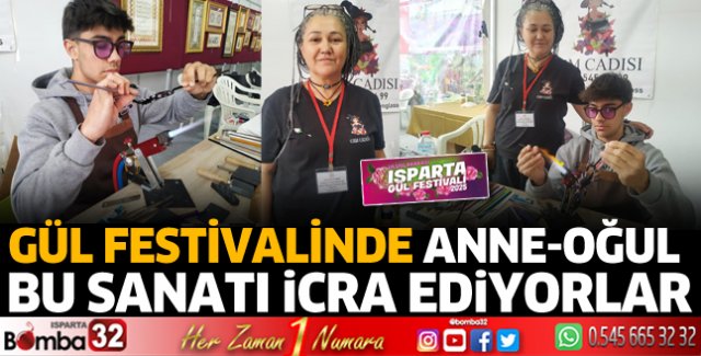Anne-oğul sanatını icra ediyor