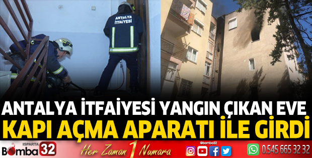 Antalya İtfaiyesi, yangın çıkan eve kapı açma aparatı ile girdi