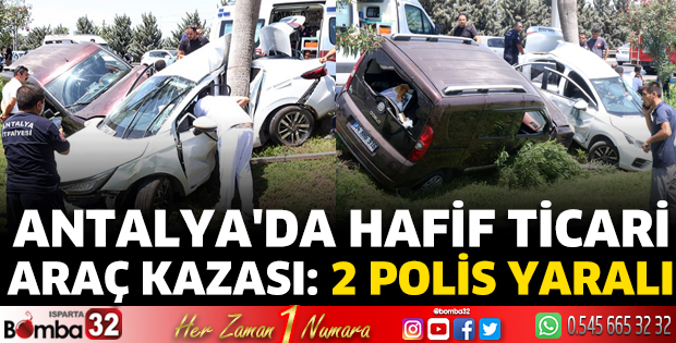 Antalya'da hafif ticari araç kazası: 2 polis yaralı