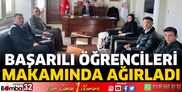 Başarılı öğrencileri makamında ağırladı