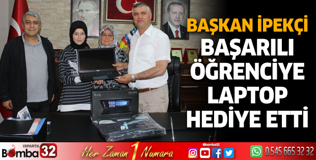 Başarılı öğrenciye laptop hediye etti