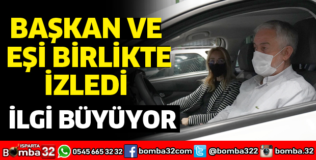 BAŞKAN EŞİYLE BİRLİKTE İZLEDİ