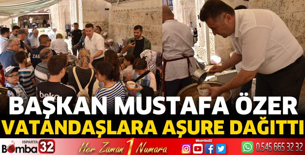 Başkan Özer vatandaşlara aşure dağıttı