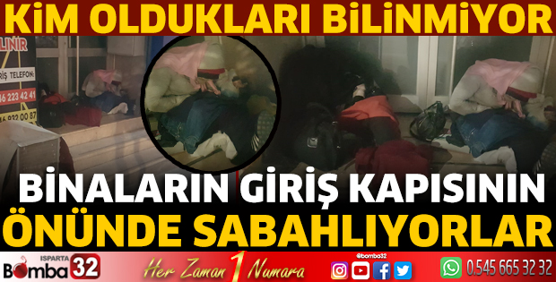 Binaların giriş kapısının önünde sabahlıyorlar