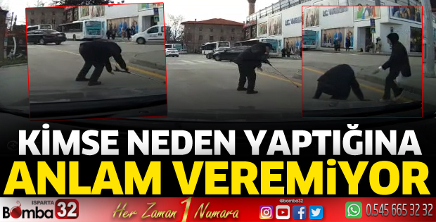Bir anda kendini yere atıyor