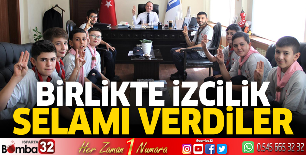 Birlikte izcilik selamı verdiler