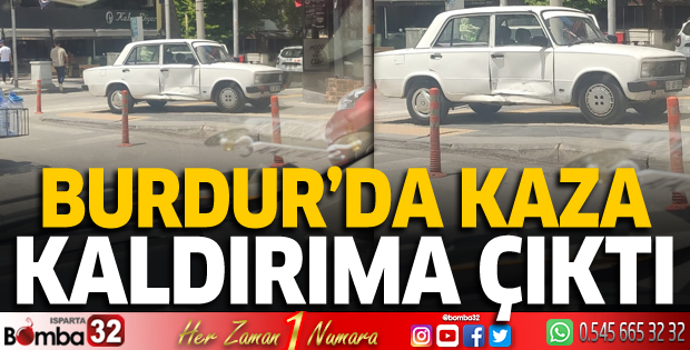 Burdur'da otomobil kaldırıma çıktı