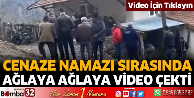 Cenaze namazı sırasında ağlaya ağlaya video çekti 