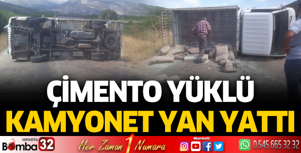 Çimento yüklü kamyonet yan yattı