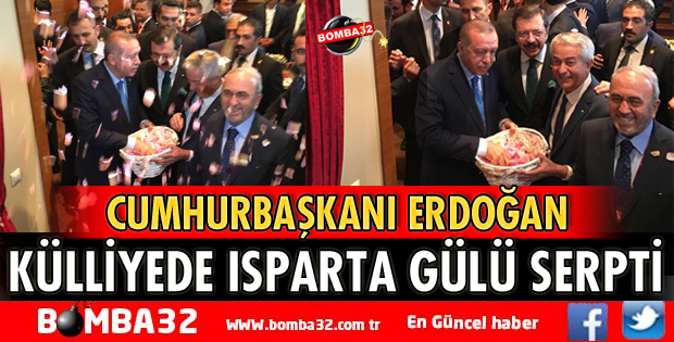 CUMHURBAŞKANI GÜLÜ GÖRÜNCE KÜLLİYEDE GÜL YAĞMURU