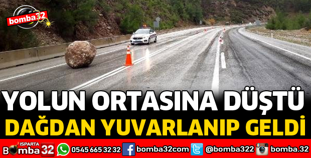 DAĞDAN KOPAN KAYA PARÇASI YOLA DÜŞTÜ