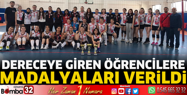 Dereceye giren öğrencilere madalyaları verildi