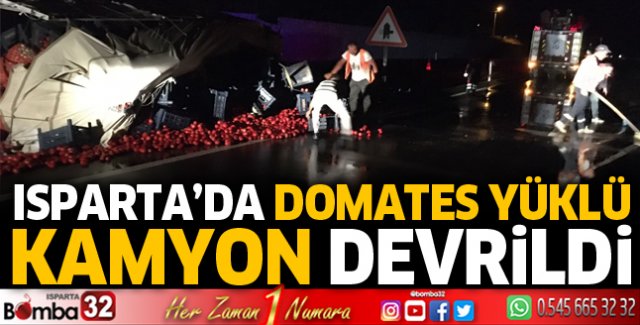 Domates yüklü kamyon devrildi