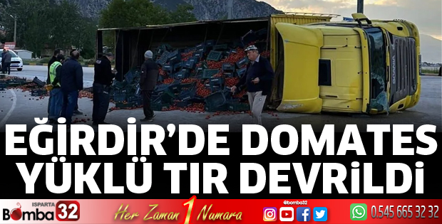 Domates yüklü tır devrildi