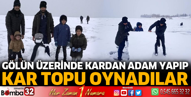 Donmuş göl üzerinde kardan adam yapıp, kar topu oynadılar