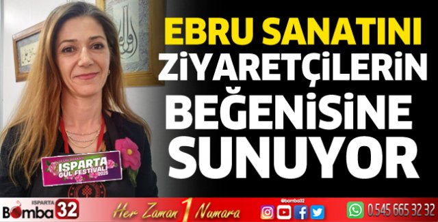 Ebru sanatını ziyaretçilerin beğenisine sunuyor