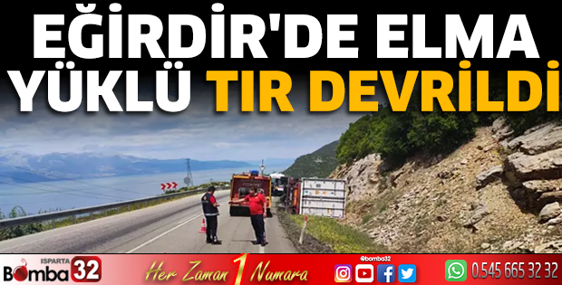 Eğirdir'de elma yüklü TIR devrildi