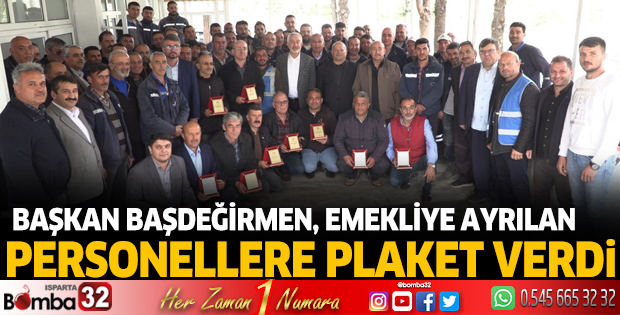 Emekliye ayrılan personellere plaket verildi