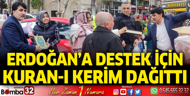 Erdoğan'a destek için Kuran-ı Kerim dağıttı