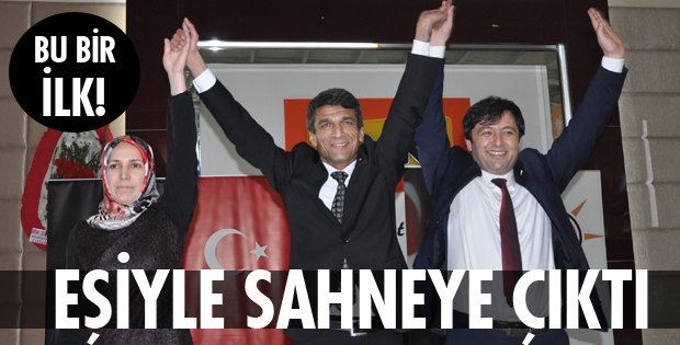 EŞİYLE BİRLİKTE SELAMLADI 